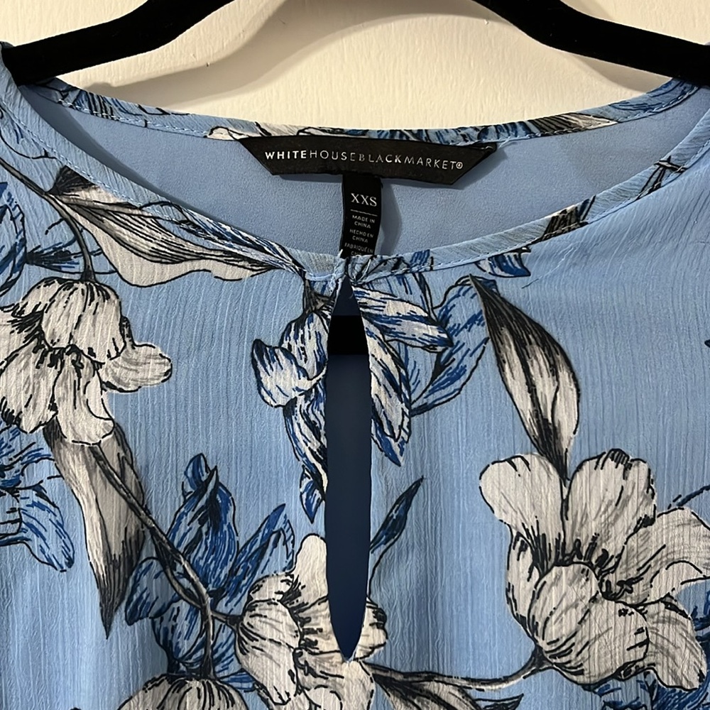 White House Black Market Floral Smocked Blouse Blue/White/Black Size XXS - Picture 3 of 4